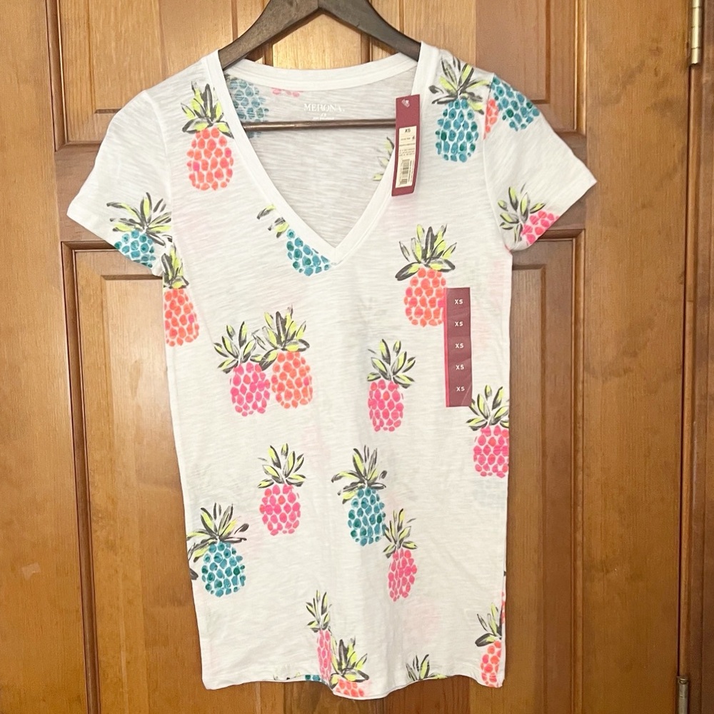 Merona V-neck Tee Womens Size XS White Multicolored Pineapples‎ Short Sleeve NWT